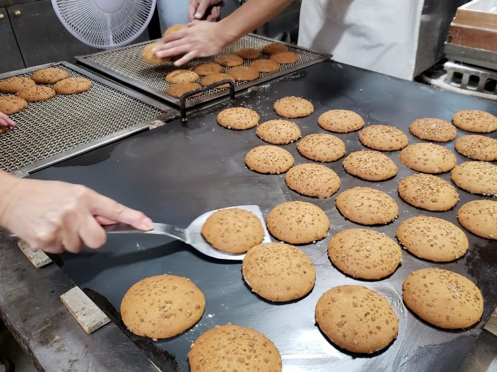 焼き菓子を焼き上げる職人の手